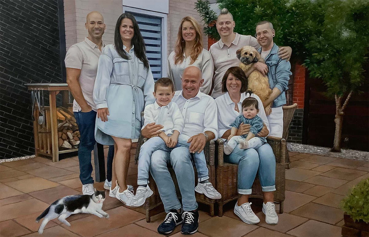 Handgeschilderd familieportret met volwassenen, kinderen, hond en kat