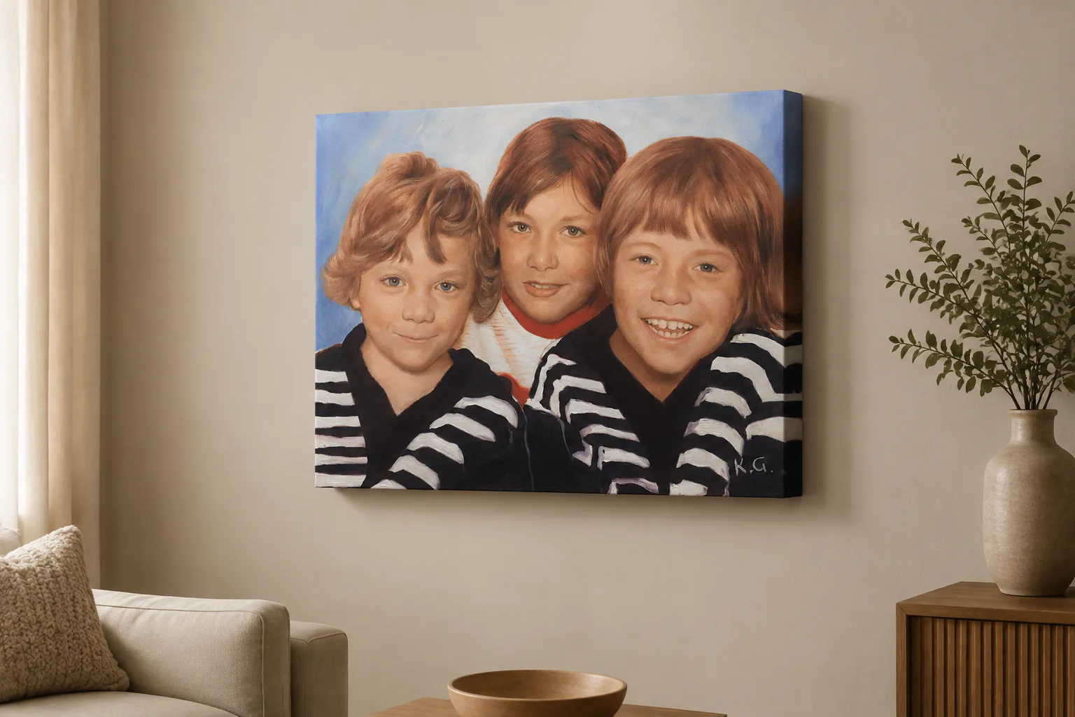 Handgeschilderd familieportret op galerie-opspanning in een modern interieur