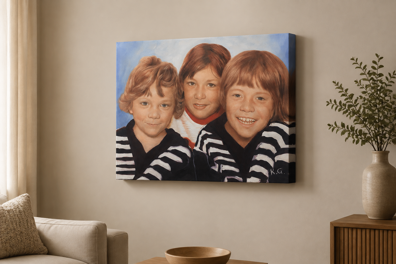 Handgeschilderd familieportret op galerie-opspanning in een modern interieur